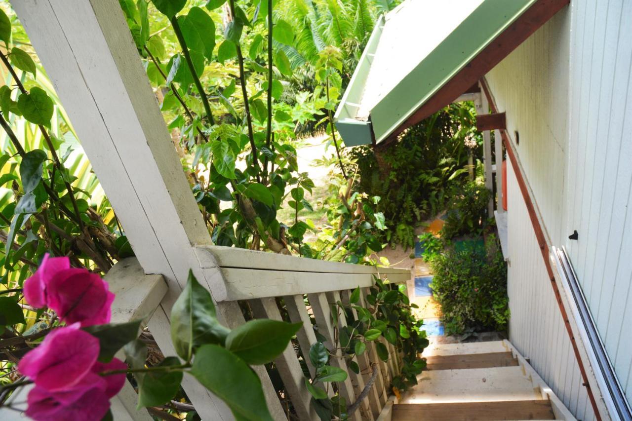 Fare Maheata Hotel Pihaena Bagian luar foto